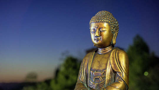 golden statue of a contemplative Buddha